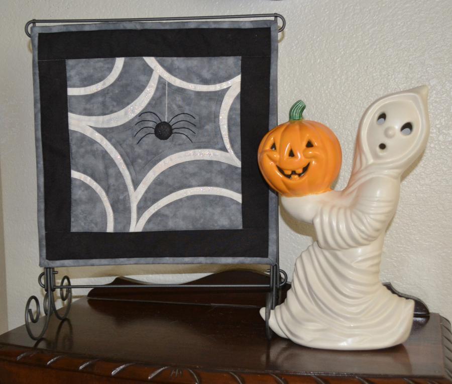 free-quilt-pattern-trick-or-treat-mini-quilt-i-sew-free