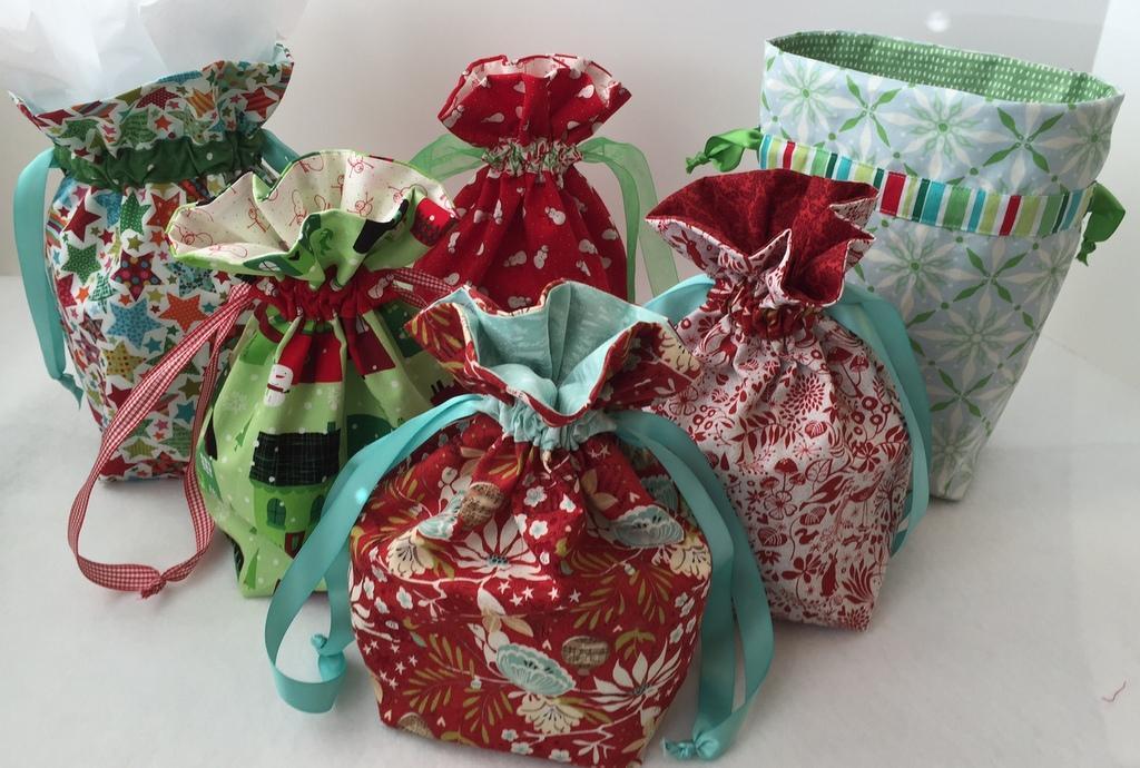 Free Sewing Pattern: 'Tis the Season: Scrap Busting Gift Bag • I Sew Free